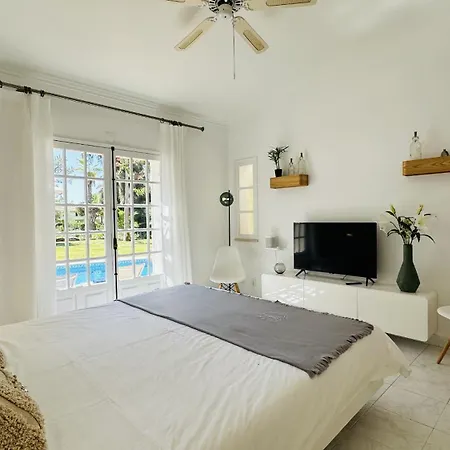 - Private Pool - 9 Guests - Villa *