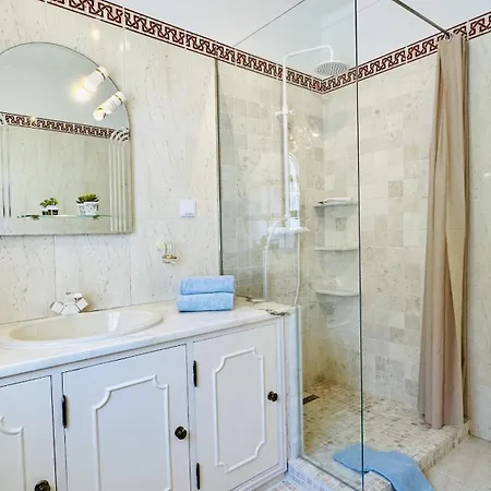 - Private Pool - 9 Guests - Villa